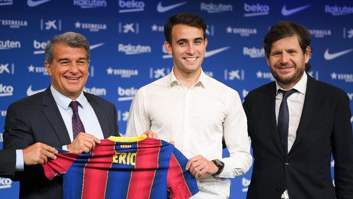 BARCELONA, SPAIN - JUNE 01: Joan Laporta, President of FC Barcelona, Eric Garcia and Mateu Alemany, Footbal Sport Director of FC Barcelona hold a FC Barcelona shirt up as he is presented as a Barcelona player at the Camp Nou Stadium on June 01, 2021 in Barcelona, Spain. (Photo by David Ramos/Getty Images)