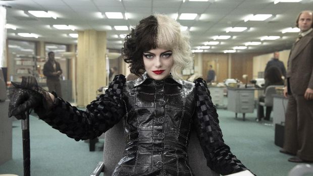 Emma Stone as Cruella in Disney’s live-action CRUELLA. Photo by Laurie Sparham. © 2021 Disney Enterprises, Inc. All Rights Reserved.
