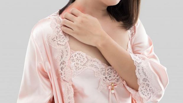 Wanita sedang digigit nyamuk