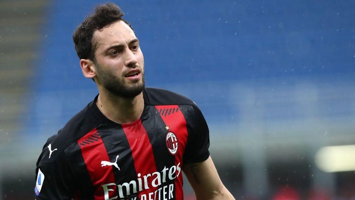 MILAN, ITALY - APRIL 21: Hakan Calhanoglu of AC Milan celebrates after scoring the opening goal during the Serie A match between AC Milan and US Sassuolo at Stadio Giuseppe Meazza on April 21, 2021 in Milan, Italy. (Photo by Marco Luzzani/Getty Images)