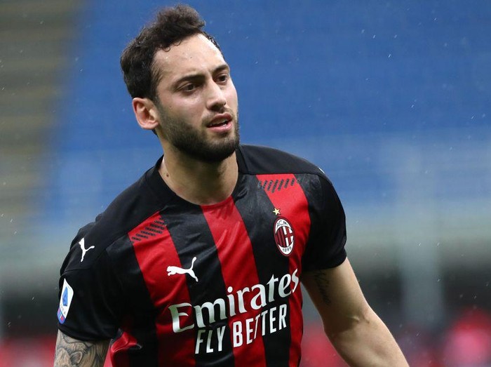 MILAN, ITALY - APRIL 21: Hakan Calhanoglu of AC Milan celebrates after scoring the opening goal during the Serie A match between AC Milan and US Sassuolo at Stadio Giuseppe Meazza on April 21, 2021 in Milan, Italy. (Photo by Marco Luzzani/Getty Images)