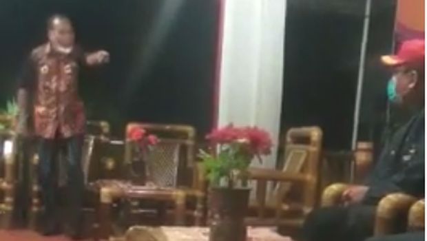 Heboh Bupati Alor Marahi Staf Kemensos, Sebut Menteri 'Bolot' Media sosial dihebohkan dengan aksi marah-marah Bupati Alor, Nusa Tenggara Timur (NTT) Amon Djobo kepada staf Kementerian Sosial (Kemensos). Kemarahan Amon Djobo terkait bansos Program Keluarga Harapan (PKH). Bupati usungan PDIP itu pun singgung menteri bolot.