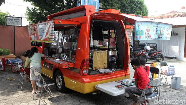 Internet Gratis dan Perpustakaan Ajak Anak Belajar di Luar