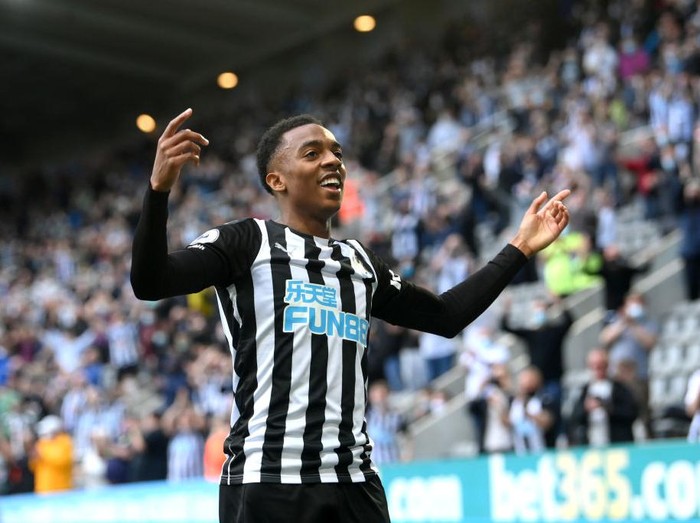 NEWCASTLE UPON TYNE, ENGLAND - MAY 19: Joe Willock of Newcastle United celebrates after scoring his team's first goal during the Premier League match between Newcastle United and Sheffield United at St. James Park on May 19, 2021 in Newcastle upon Tyne, England. A limited number of fans will be allowed into Premier League stadiums as Coronavirus restrictions begin to ease in the UK. (Photo by Stu Forster/Getty Images)
