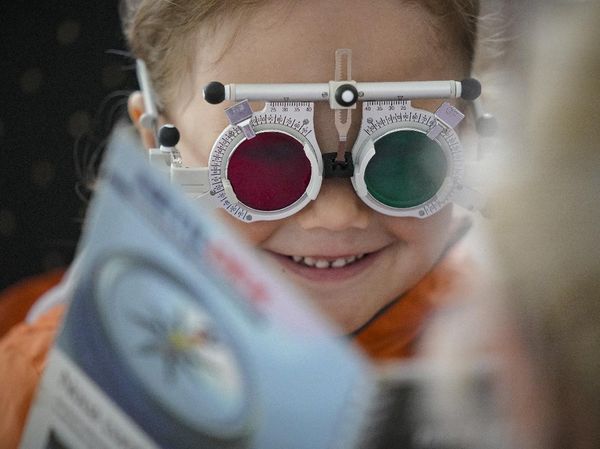 Kala Anak-anak Rumania Pertama Kalinya Periksa Mata