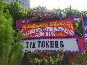 Gedung KPK Dibanjiri Karangan Bunga 'Selamat Hidup Baru ASN' dari TikTokers