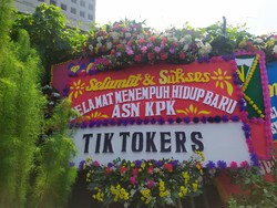 Gedung KPK Dibanjiri Karangan Bunga Selamat Hidup Baru ASN dari TikTokers
