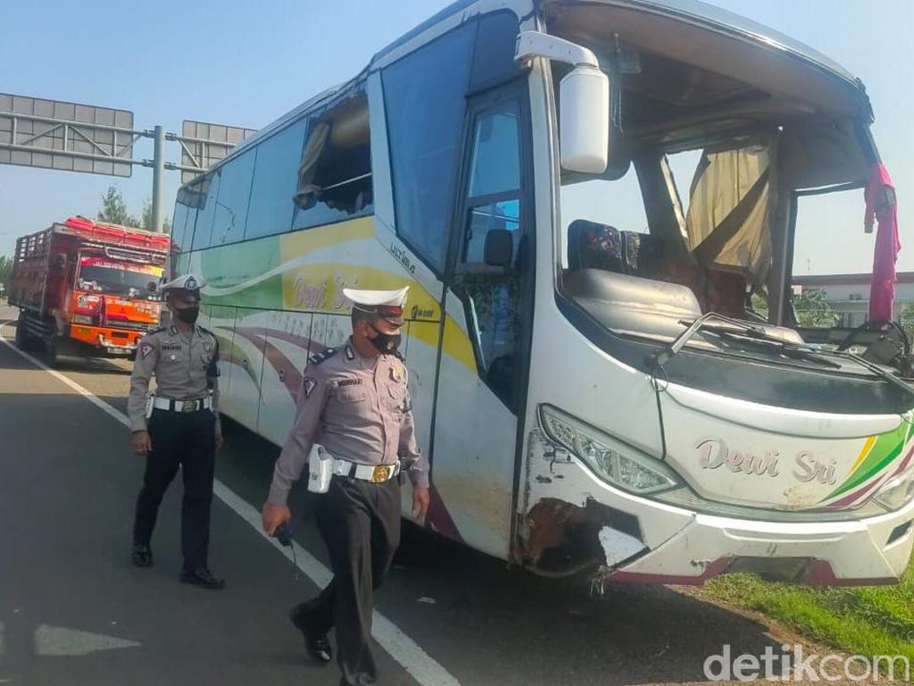 Polisi Buru Sopir Bus Terguling di Cipali Tewaskan Satu Penumpang Polisi Buru Sopir Bus Terguling di Cipali Tewaskan Satu Penumpang