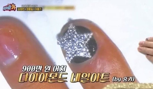 Lee Hongki menggunakan nail art berlian (foto: koreaboo)