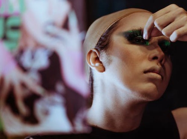 Memakai Bulu Mata Palsu