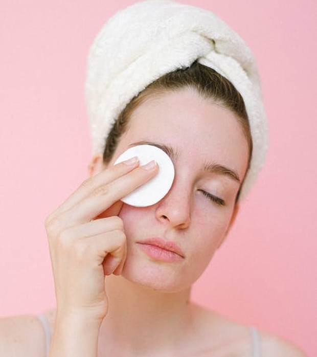 Menghapus Riasan Mata