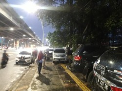 Aksi Kucing-kucingan Dishub-Pemobil di Trotoar Rawasari Jakarta Pusat