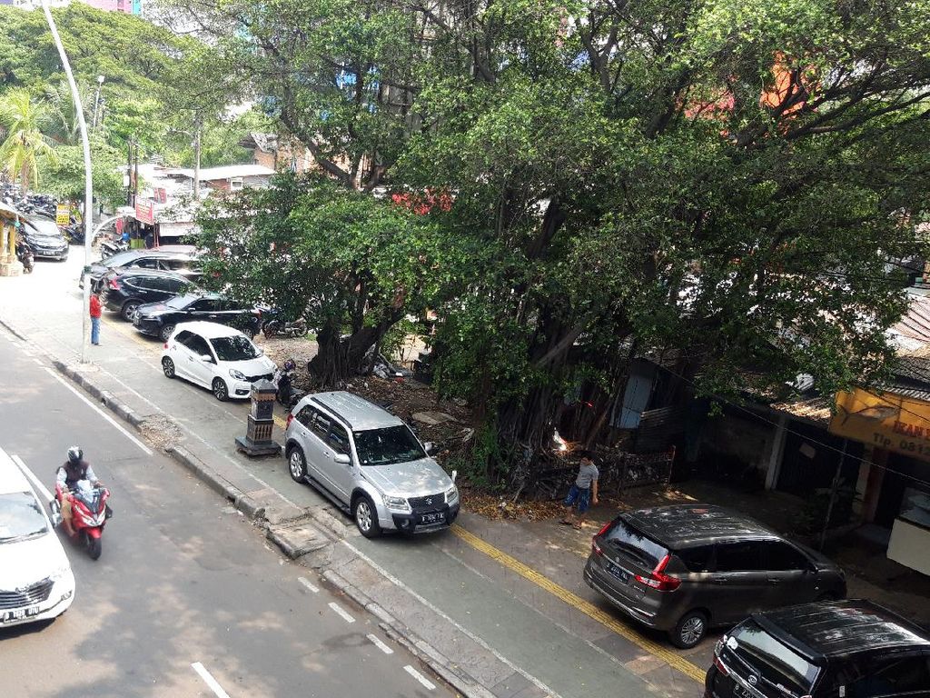 Ada Mobil Parkir di Atas Trotoar Seberang Halte Kayu Putih Rawasari
