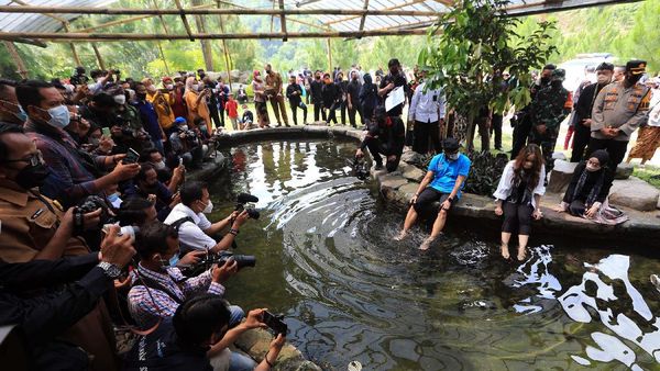 Momen Menteri Pariwisata Kunjungi Desa Wisata Cibuntu