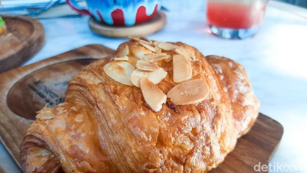 Sarapan Almond Croissant dan Creme Brulee Latte Nikmat di Monsieur Spoon