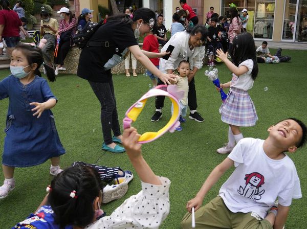 Pasutri di China Sekarang Boleh Punya Tiga Anak