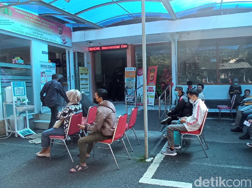 Warga Daftar CPNS, Polrestabes Bandung Terbitkan 250 SKCK Sehari Warga Daftar CPNS, Polrestabes Bandung Terbitkan 250 SKCK Sehari