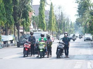Dengar Lagu Garuda Pancasila, Pengendara di Kediri Langsung Sikap Sempurna