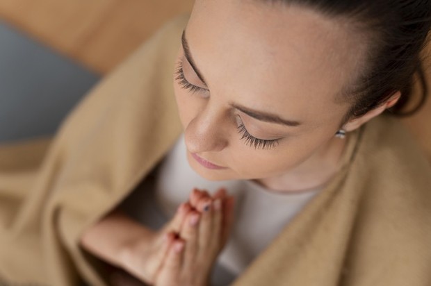 Melakukan meditasi di malam hari.