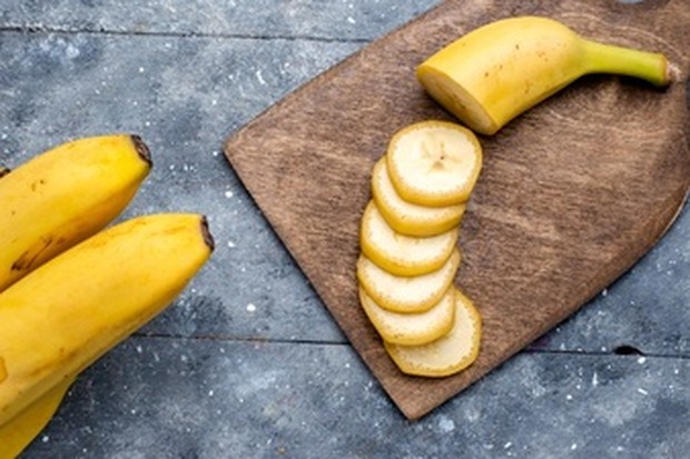 Pisang merupakan pelembab alami yang baik untuk kulit sensitif. Vitamin A yang terkandung dalam pisang mampu untuk mengembalikan kelembaban yang hilang dan memperbaiki kulit yang rusak, kusam, dan kering.