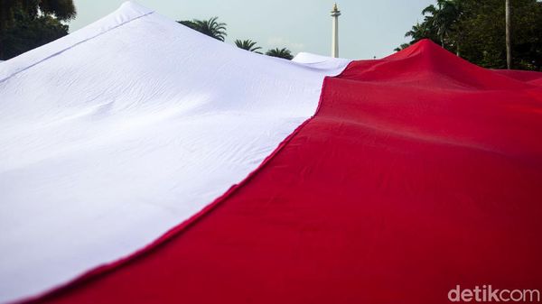 Saat Bendera Merah Putih Raksasa Hiasi Kawasan Monas