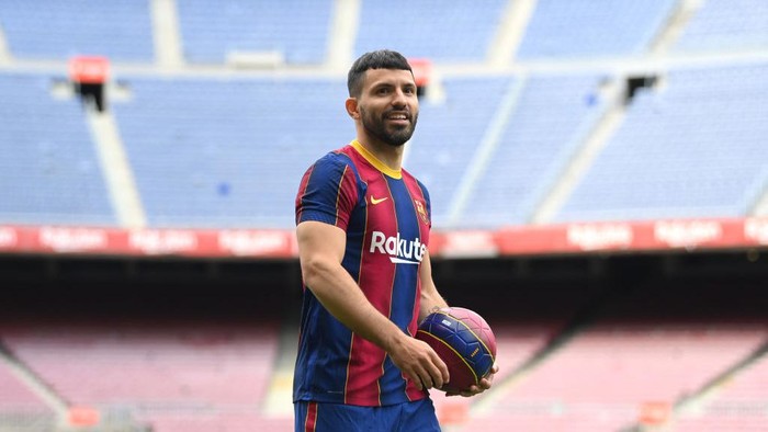 BARCELONA, SPAIN - MAY 31: Sergio Aguero reacts whilst posing for a photograph as he is presented as a Barcelona player at the Camp Nou Stadium on May 31, 2021 in Barcelona, Spain. (Photo by David Ramos/Getty Images)