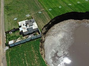 Lagi, Lubang Raksasa Ancam Telan Rumah Penduduk Lagi, Lubang Raksasa Ancam Telan Rumah Penduduk