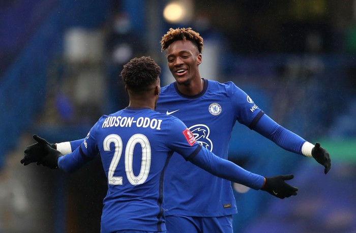 LONDON, ENGLAND - JANUARY 24: Tammy Abraham of Chelsea celebrates with team mate Callum Hudson-Odoi after scoring their sides third goal for their hat trick during The Emirates FA Cup Fourth Round match between Chelsea and Luton Town at Stamford Bridge on January 24, 2021 in London, England. Sporting stadiums around the UK remain under strict restrictions due to the Coronavirus Pandemic as Government social distancing laws prohibit fans inside venues resulting in games being played behind closed doors. (Photo by Catherine Ivill/Getty Images)