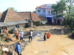 Tanggul Jebol di Bandung, BPBD: 500 Rumah-Seribu Warga Terdampak