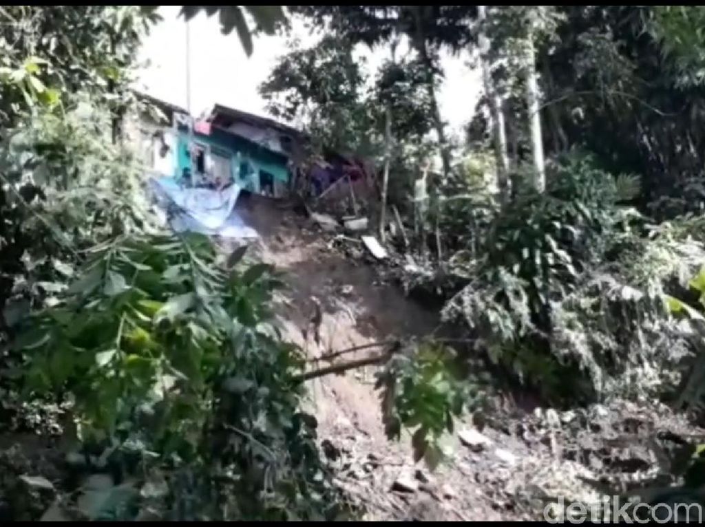 Tebing 30 Meter Longsor di Tasikmalaya, 2 Rumah Rusak Tebing 30 Meter Longsor di Tasikmalaya, 2 Rumah Rusak