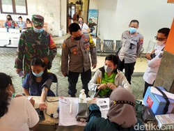 Pekerja RHU di Surabaya Mulai Divaksin COVID-19