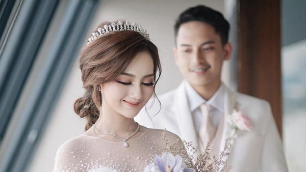 10 Foto Pernikahan Viral Beauty Vlogger, Maharnya Saham 305 Lot