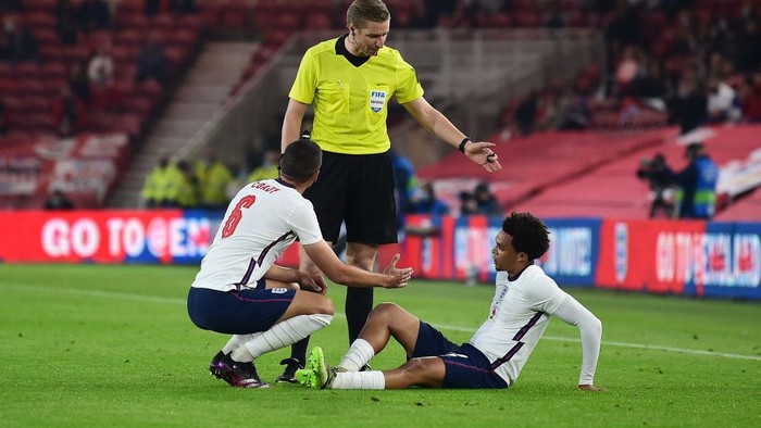 MIDDLESBROUGH, ENGLAND - JUNE 02: Trent Alexander-Arnold of England is consoled by team mate Conor Coady after picking up an injury during the international friendly match between England and Austria at Riverside Stadium on June 02, 2021 in Middlesbrough, England. (Photo by Peter Powell - Pool/Getty Images)