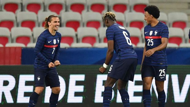 NICE, FRANCE - JUNE 02: Antoine Griezmann of France celebrates after scoring their sides second goal with team mate Paul Pogba during the international friendly match between France and Wales at Allianz Riviera on June 02, 2021 in Nice, France. (Photo by Valerio Pennicino/Getty Images)