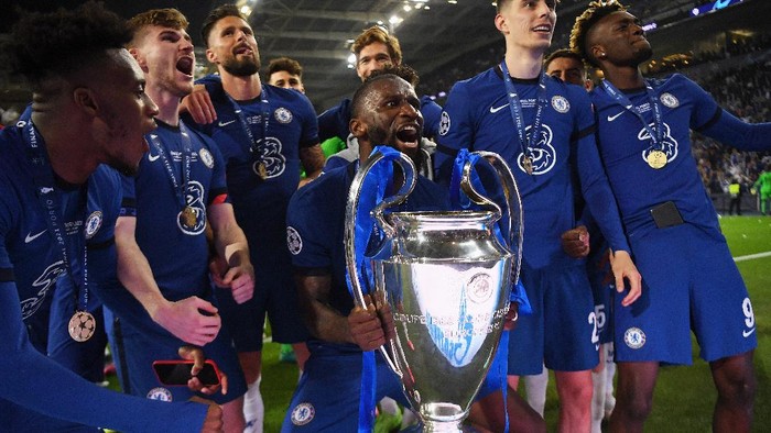 PORTO, PORTUGAL - MAY 29: Antonio Ruediger of Chelsea celebrates with the Champions League Trophy alongside teammates Callum Hudson-Odoi, Timo Werner, Kai Havertz, Olivier Giroud and Tammy Abraham following their teams victory during the UEFA Champions League Final between Manchester City and Chelsea FC at Estadio do Dragao on May 29, 2021 in Porto, Portugal. (Photo by David Ramos/Getty Images)