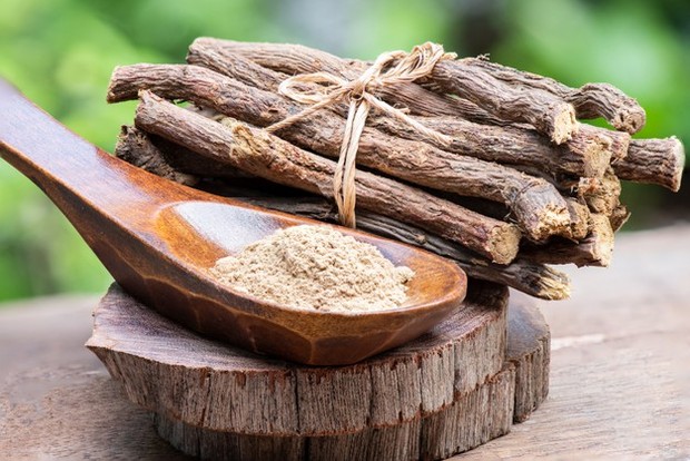 Licorice sebagai bahan alami skincare untuk kulit kusam dan inflamasi.