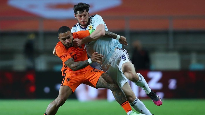 FARO, PORTUGAL - JUNE 02: Memphis Depay of Netherlands battles for possession with Scott McKenna of Scotland during the international friendly match between Netherlands and Scotland at Estadio Algarve on June 02, 2021 in Faro, Portugal. (Photo by Fran Santiago/Getty Images)