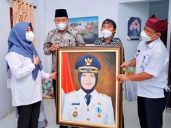 Surprise, Bupati Ipuk Dapat Lukisan dari Pelukis Tunadaksa