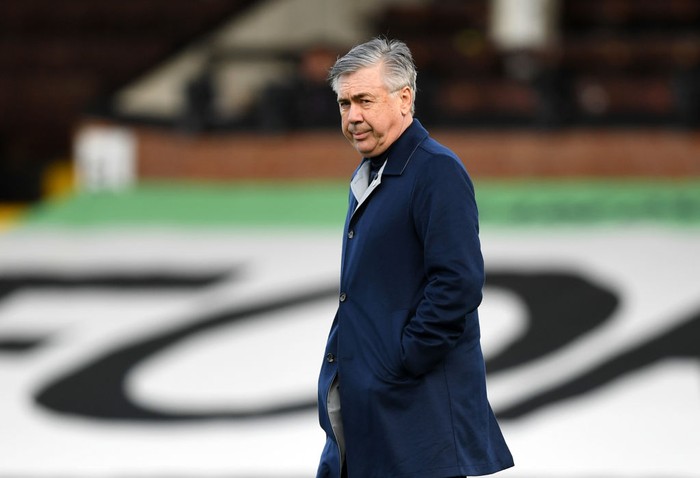 LONDON, ENGLAND - NOVEMBER 22: Carlo Ancelotti, Manager of Everton looks on as he makes his way across the pitch prior to kick off during the Premier League match between Fulham and Everton at Craven Cottage on November 22, 2020 in London, England. Sporting stadiums around the UK remain under strict restrictions due to the Coronavirus Pandemic as Government social distancing laws prohibit fans inside venues resulting in games being played behind closed doors. (Photo by Daniel Leal Olivas - Pool/Getty Images)