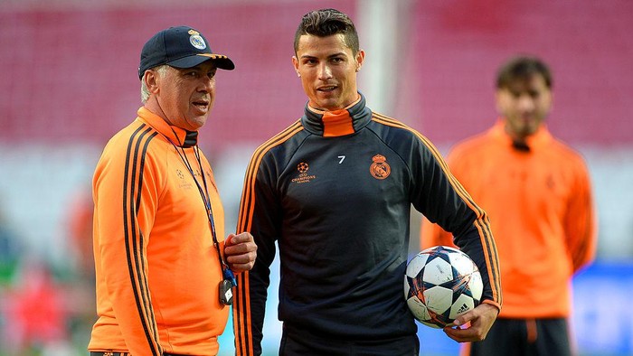 LISBON, PORTUGAL - MAY 23:  Head Coach, Carlo Ancelotti of Real Madrid speaks with Cristiano Ronaldo of Real Madrid during a Real Madrid training session ahead of the UEFA Champions League Final against Club Atletico de Madrid at Estadio da Luz on May 23, 2014 in Lisbon, Portugal.  (Photo by Michael Regan/Getty Images)