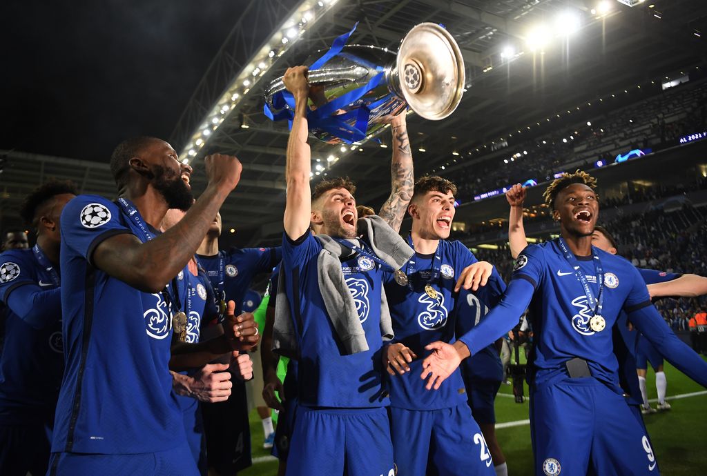 PORTO, PORTUGAL - MAY 29: Christian Pulisic of Chelsea celebrates with the Champions League Trophy alongside teammates Antonio Ruediger, Kai Havertz and Tammy Abraham following their team's victory during the UEFA Champions League Final between Manchester City and Chelsea FC at Estadio do Dragao on May 29, 2021 in Porto, Portugal. (Photo by David Ramos/Getty Images)