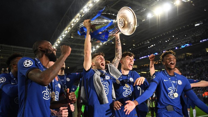 PORTO, PORTUGAL - MAY 29: Christian Pulisic of Chelsea celebrates with the Champions League Trophy alongside teammates Antonio Ruediger, Kai Havertz and Tammy Abraham following their teams victory during the UEFA Champions League Final between Manchester City and Chelsea FC at Estadio do Dragao on May 29, 2021 in Porto, Portugal. (Photo by David Ramos/Getty Images)