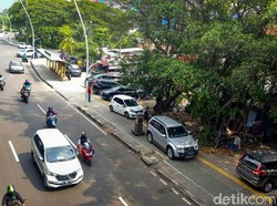 Suara Pedestrian di Trotoar Rawasari: Parkir Liar Ganggu Banget!
