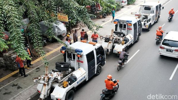 Dishub Razia Lokasi Parkir Liar di Trotoar Rawasari
