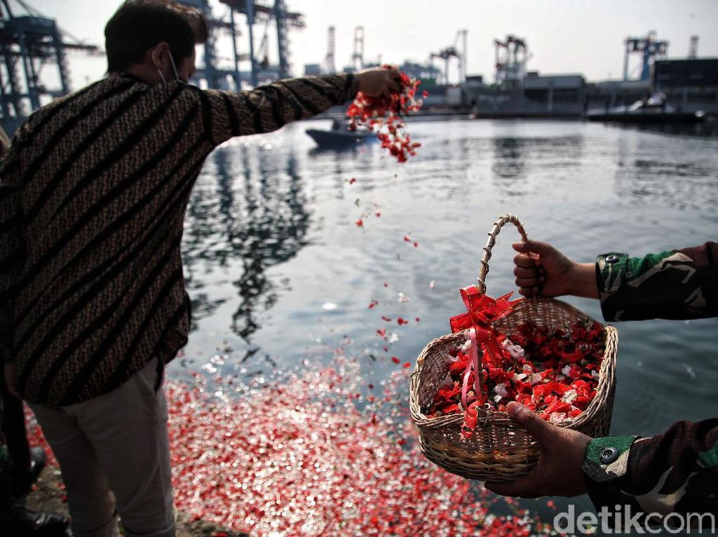 Mengenang Penuh Khidmat 40 Hari Peristiwa KRI Nanggala-402 Mengenang Penuh Khidmat 40 Hari Peristiwa KRI Nanggala-402