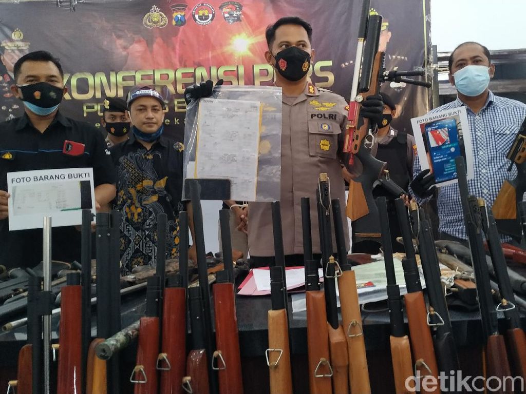 Polisi Gerebek Home Industry Senpi Ilegal di Blitar, Produksinya Kaliber Besar Polisi Gerebek Home Industry Senpi Ilegal di Blitar, Produksinya Kaliber Besar