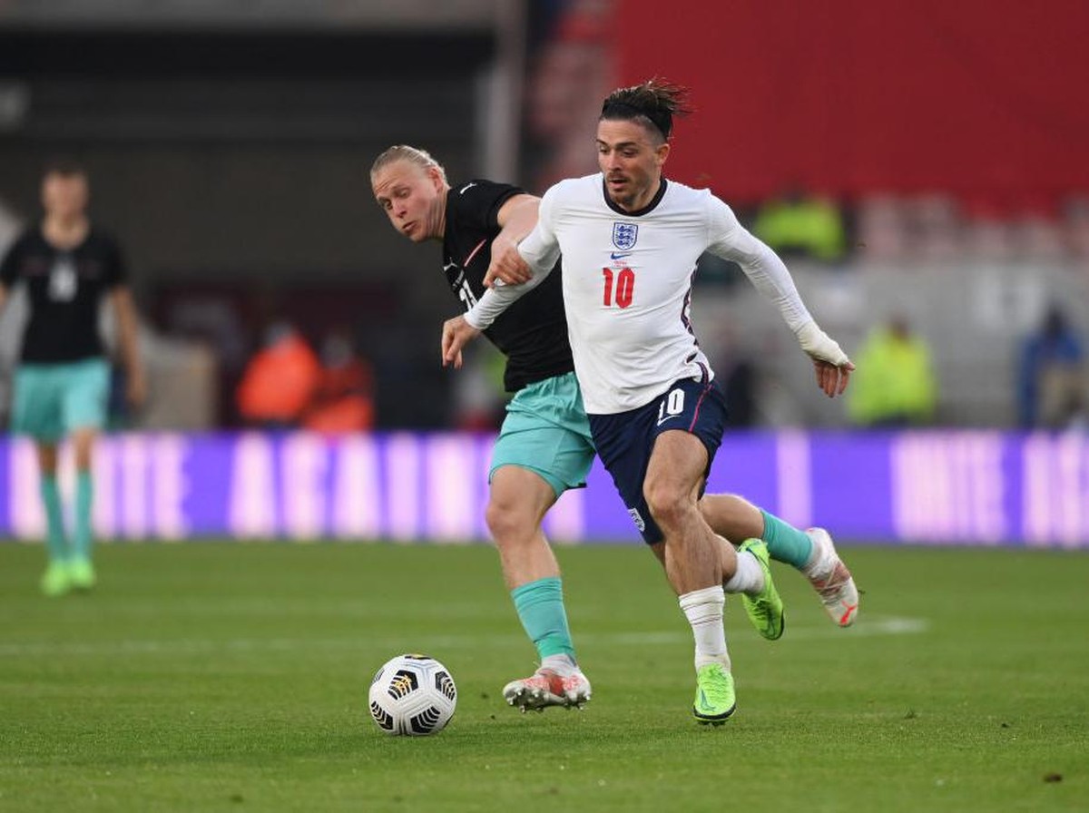 Jak Grealish dari Inggris coba melewati Xaver Schlager dari Austria. Foto: Getty Images/Stu Forster