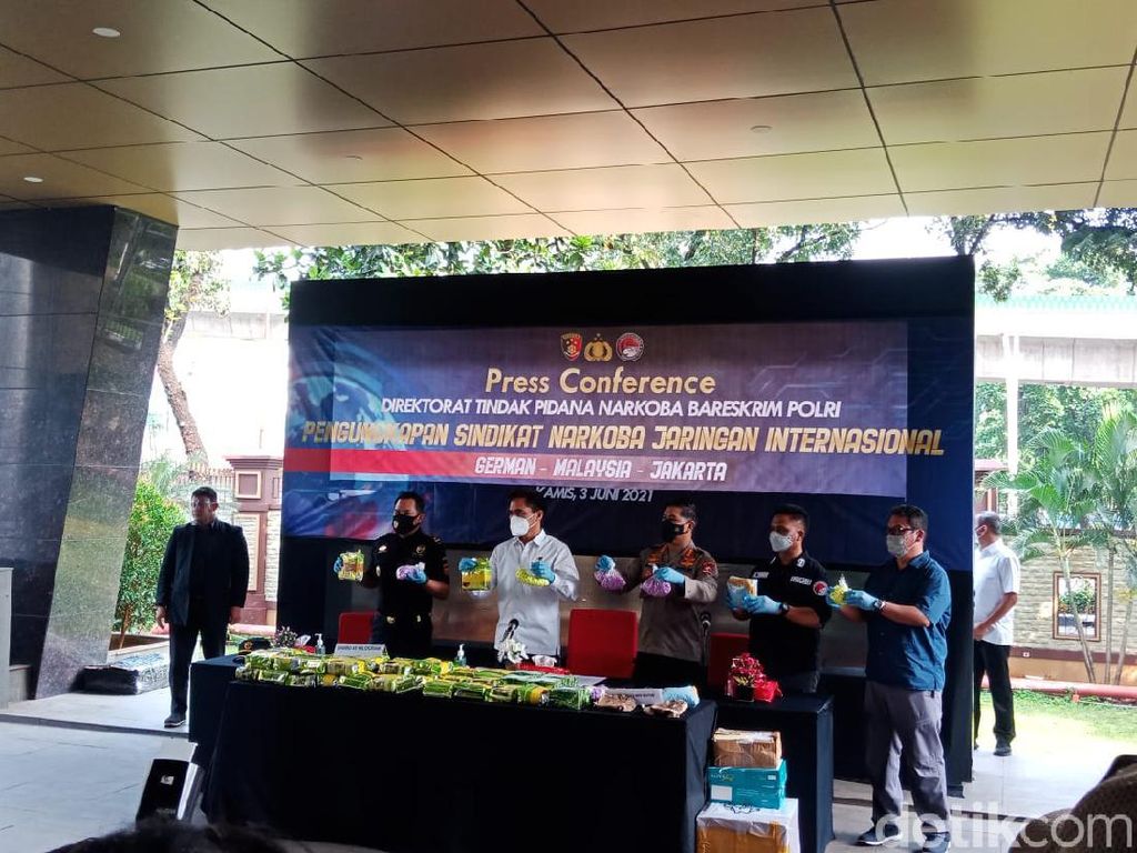 Polisi Gagalkan Peredaran Narkoba Internasional, 14 Ribu Butir Ekstasi Disita Polisi Gagalkan Peredaran Narkoba Internasional, 14 Ribu Butir Ekstasi Disita