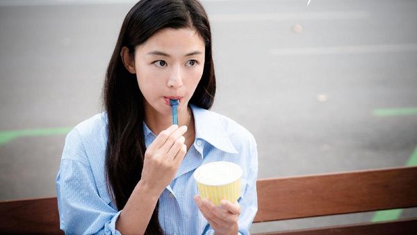 Cantiknya Jun Ji Hyun, Aktris Korea yang Hobi Minum Kopi