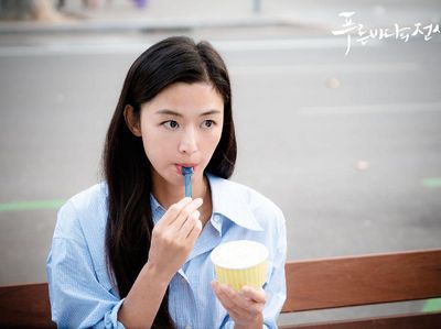 Cantiknya Jun Ji Hyun, Aktris Korea yang Hobi Minum Kopi